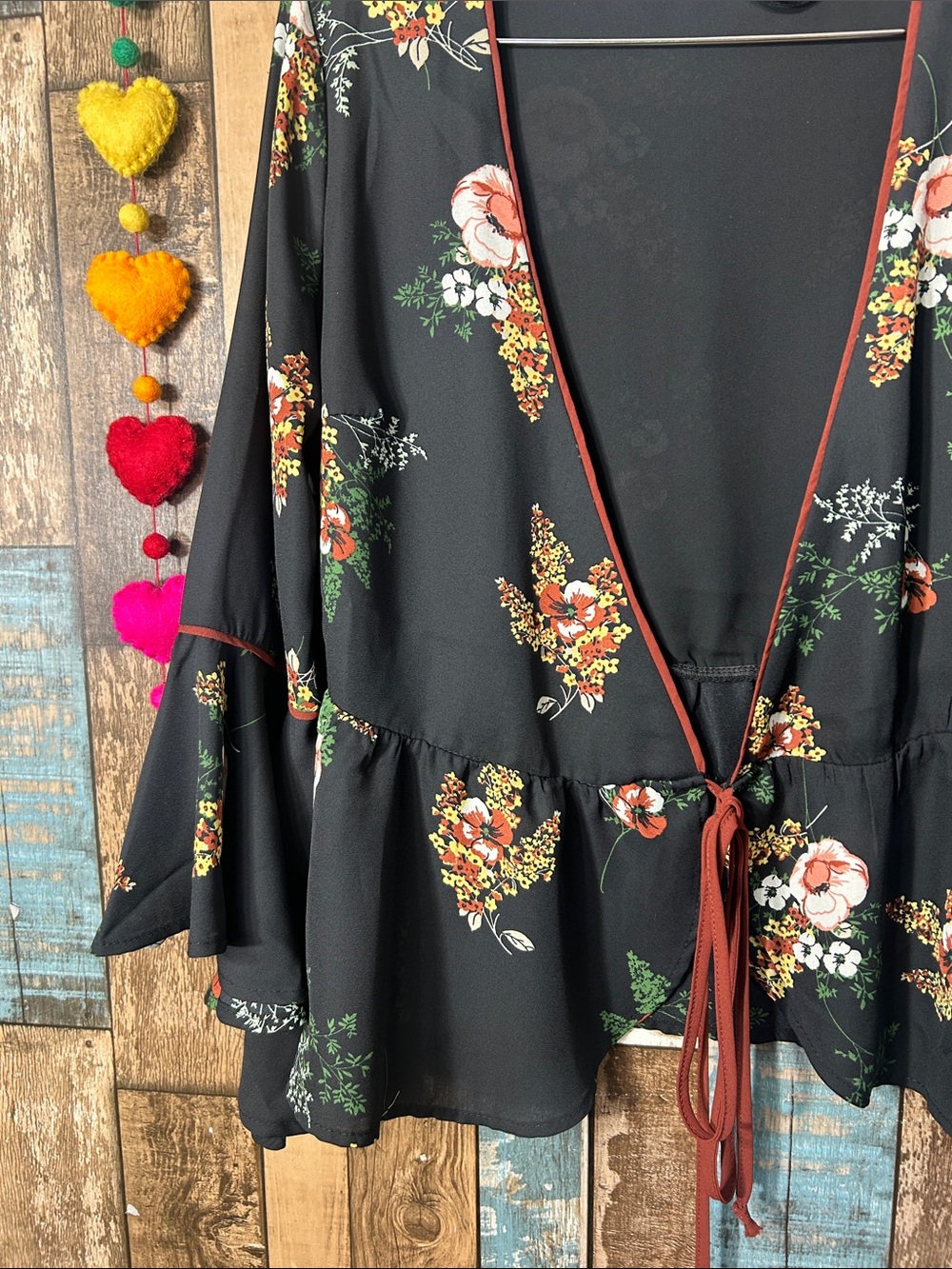 Floral Tie-Front Ruffle flare sleeve top Black - Picture 4 of 16
